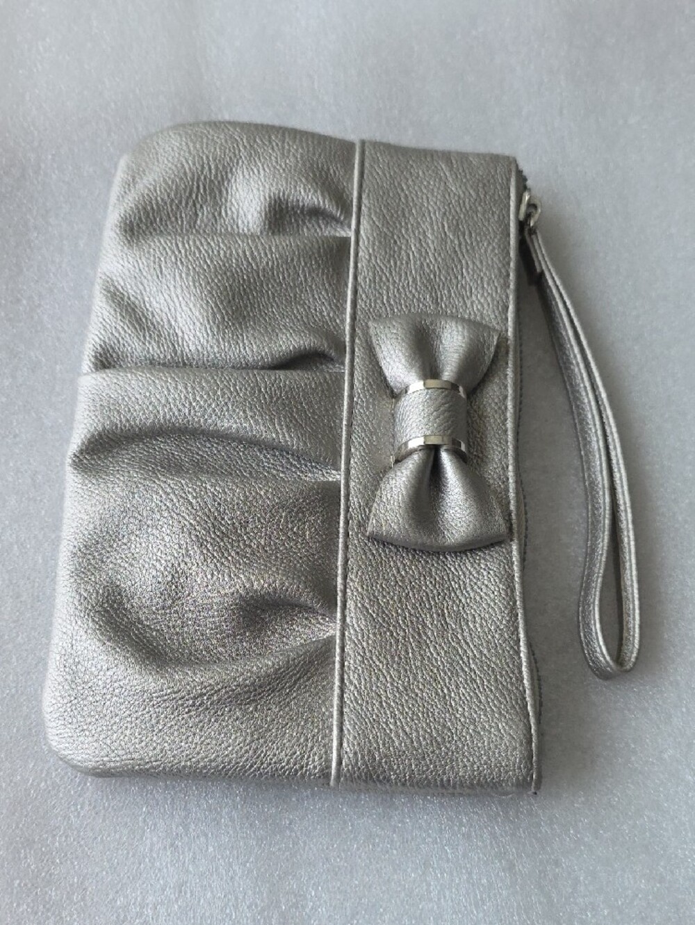 Safe Keeper Bow Wristlet Clutch Wallet Silver Metallic 7 3/4"l 1/2"wide 5"tall - Picture 2 of 9